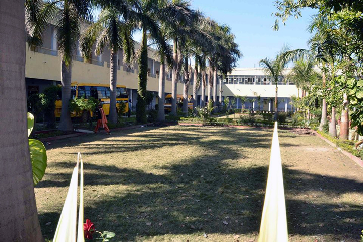 https://cache.careers360.mobi/media/colleges/social-media/media-gallery/15140/2018/12/10/Campus View of Guru Nanak College Phagwara_Campus-View.jpg